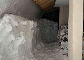 Şırnak'ta kapanan köy yolları açıldı, çığ altındaki evler çıkarıldı