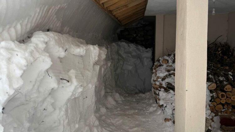 Şırnak'ta kapanan köy yolları açıldı, çığ altındaki evler çıkarıldı