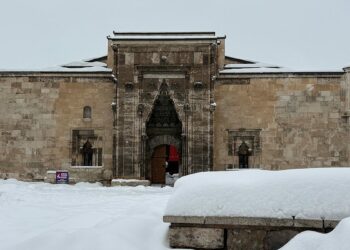 Sivas'ta kar yağışı; 945 yerleşim yeri ulaşıma kapandı