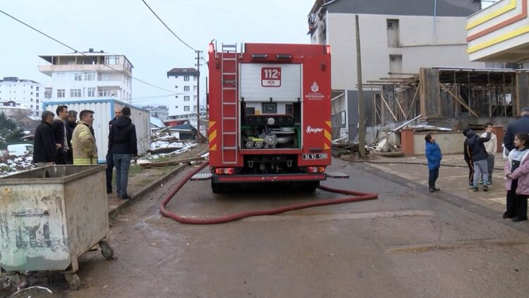 Sultanbeyli'de 5 katlı binada yangın; 8'i çocuk 12 kişiyi itfaiye kurtardı