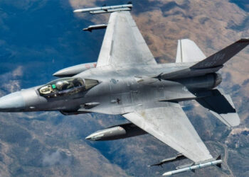Tayvan'da F-16 savaş uçağı eğitim uçuşunda düştü