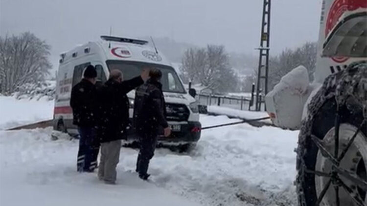 Tokat’ta karda yolda kalan ambulansı ekipler kurtardı