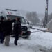 Tokat’ta karda yolda kalan ambulansı ekipler kurtardı