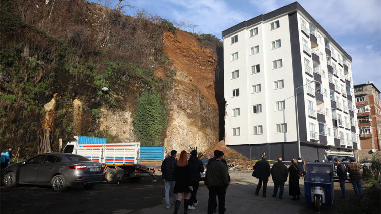 Trabzon'da heyelanda hasar gören 6 katlı bina boşaltıldı