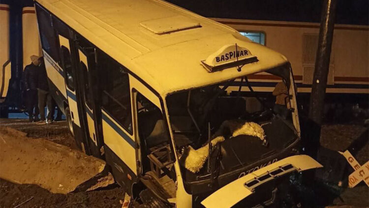 Tren bariyeri kapalı hemzemin geçitte minibüse çarptı