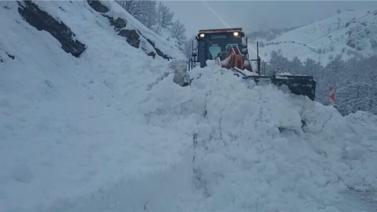Ovacık kara yolunda çığ meydana geldi