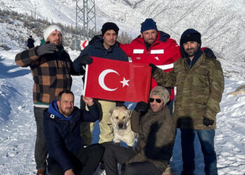Türk bayrağını göndere çekerek sınır hattındaki saldırıya tepki gösterdiler
