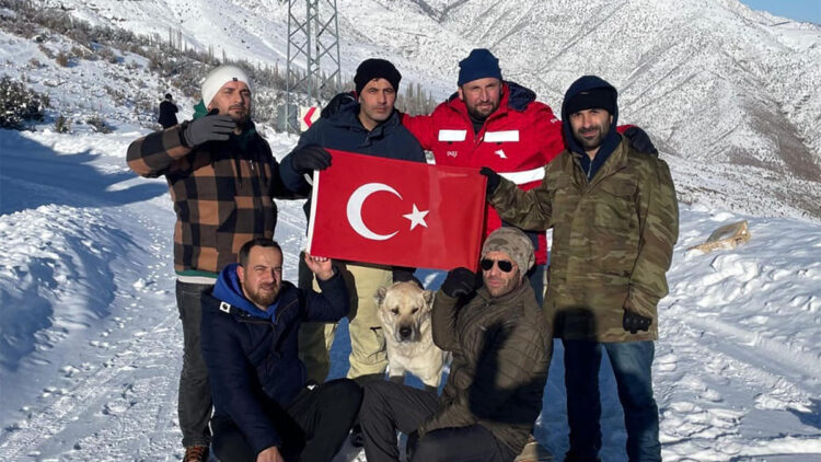 Türk bayrağını göndere çekerek sınır hattındaki saldırıya tepki gösterdiler