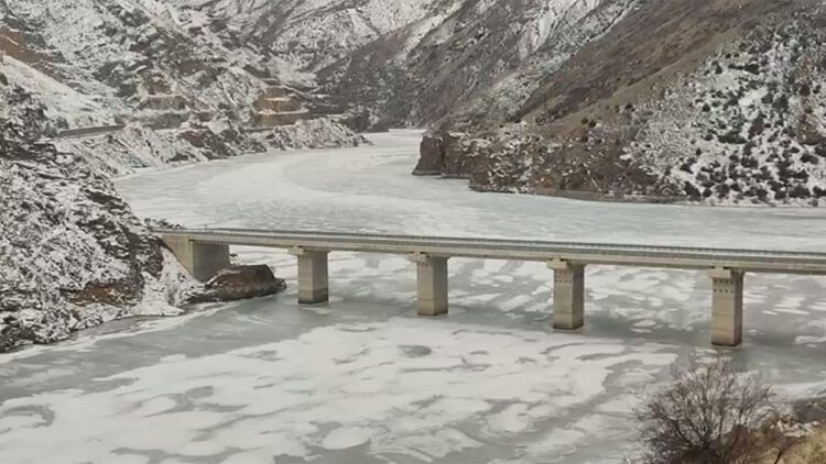 Türkiye'nin en hızlı akan nehri buz tuttu
