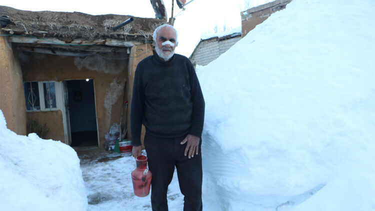 Tuvalet ve banyosu olmayan tek odalı evde yaşam mücadelesi veriyor