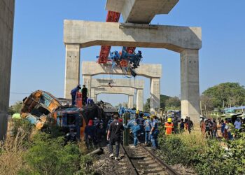 Tayland'da vinç trenin üzerine düştü: 22 ölü