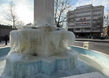 Tekirdağ'da sıcaklık eksi 11'i gördü, süs havuzları dondu