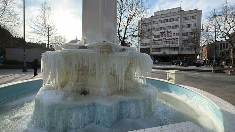 Tekirdağ'da sıcaklık eksi 11'i gördü, süs havuzları dondu