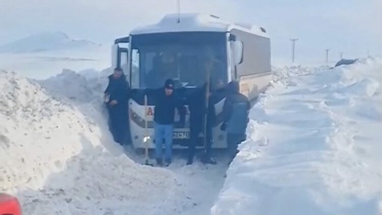 Tipide mahsur kalan midibüstekilerin yardımına köylüler koştu