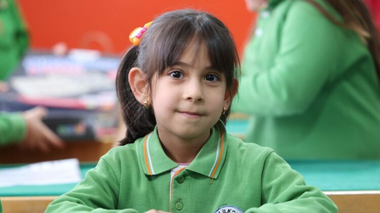 Türk bayrağı motifinin üzerindeki karı temizleyip öpen Zeynep, karnesini aldı