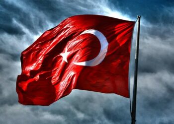 Türk bayrağına el uzatan, karşısında bir milleti bulur!