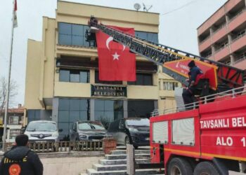 Türk bayrağına saldırıya sessiz kalmadılar; Sokaklar ay yıldızla donatıldı
