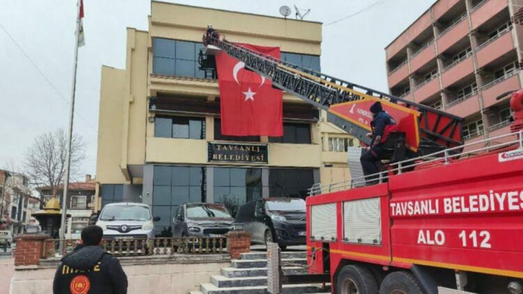Türk bayrağına saldırıya sessiz kalmadılar; Sokaklar ay yıldızla donatıldı