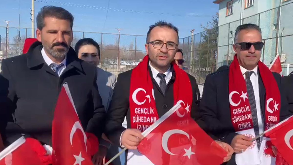 Türk bayrağına saldırıyı protesto ettiler