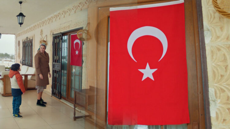Uzak Şehir dizisindeki bayrak sahnesi büyük ilgi gördü