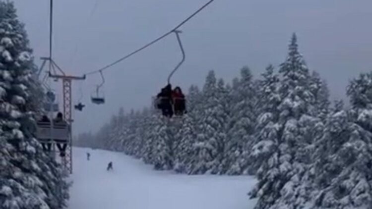 Uludağ'da tatilciler arızalanan telesiyejde mahsur kaldı
