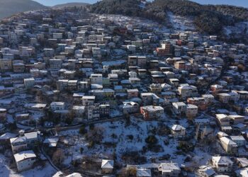 Uludağ'ın eteklerindeki karla kaplı evler, dronla görüntülendi