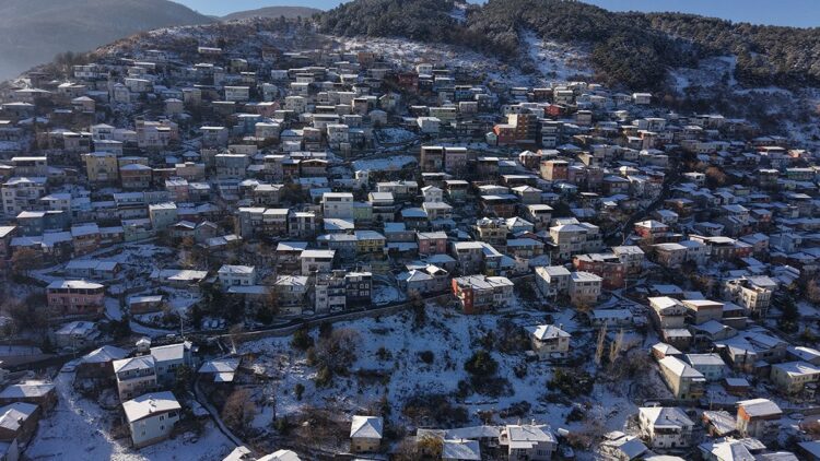 Uludağ'ın eteklerindeki karla kaplı evler, dronla görüntülendi