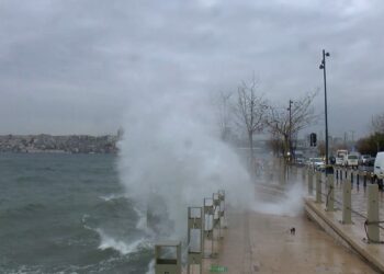 Üsküdar sahilinde fırtına etkili oldu; dev dalgalar oluştu