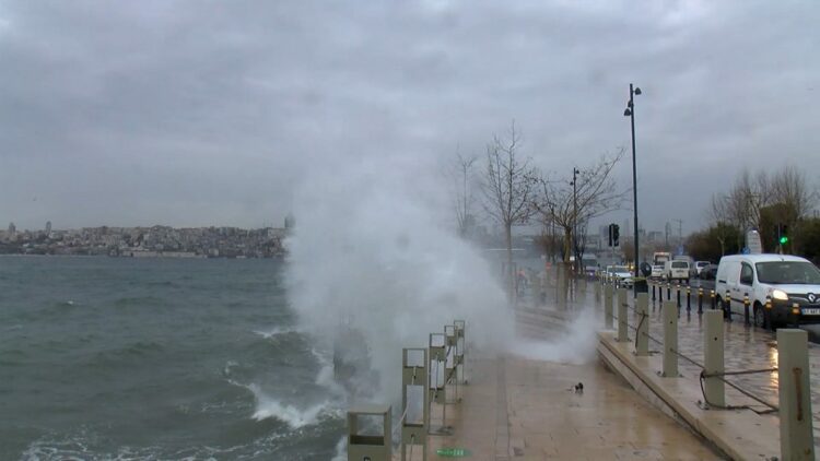 Üsküdar sahilinde fırtına etkili oldu; dev dalgalar oluştu