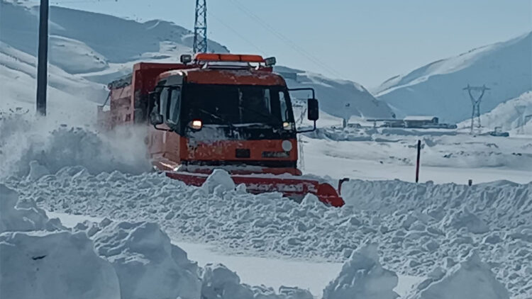 Van, Bitlis ve Hakkari'de 157 yerleşim yerinin yolu kardan kapalı
