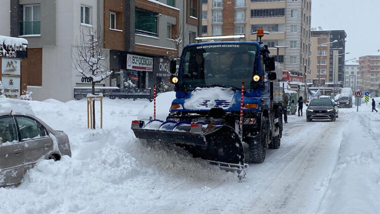 Van'da 146 yerleşim yeri ulaşıma açıldı