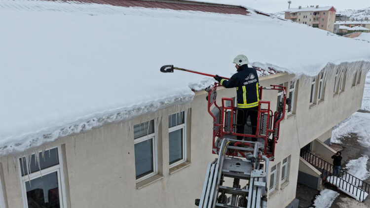 Van'da okulların çatılarında oluşan buz sarkıtları temizlendi