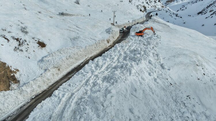 Van-Çatak kara yolunda ulaşım tek şeritten verilmeye başlandı