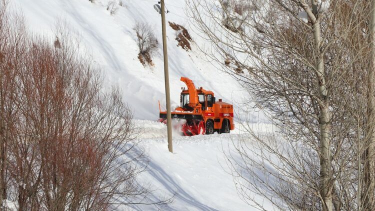 Van ve Bitlis'te kardan kapanan 283 yerleşim yeri, ulaşıma açıldı