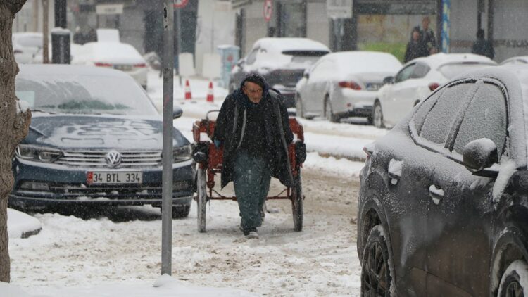 Van'da 110 yerleşim yeri ulaşıma açıldı