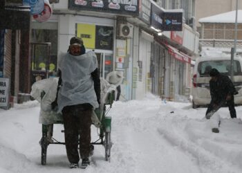 Van'da 287 yerleşim yeri ulaşıma kapandı; kar kalınlığı 30 santime ulaştı