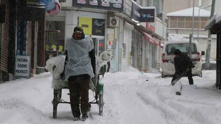 Van'da 287 yerleşim yeri ulaşıma kapandı; kar kalınlığı 30 santime ulaştı