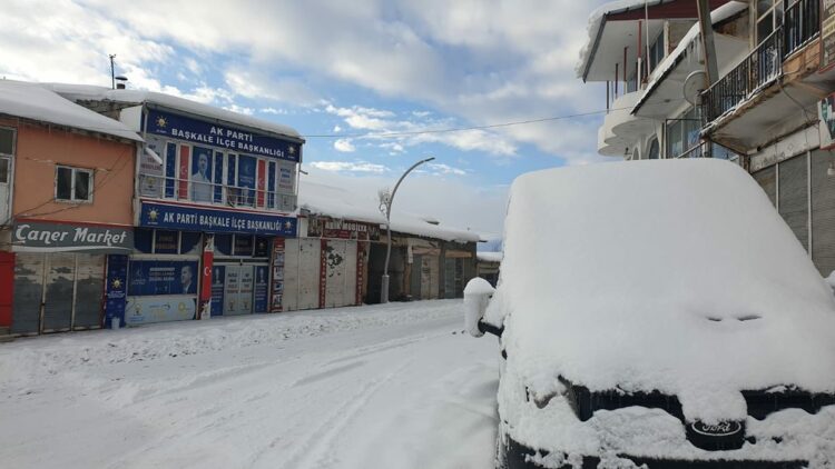 Van'da 405 yerleşim yerinin yolu ulaşıma kapandı