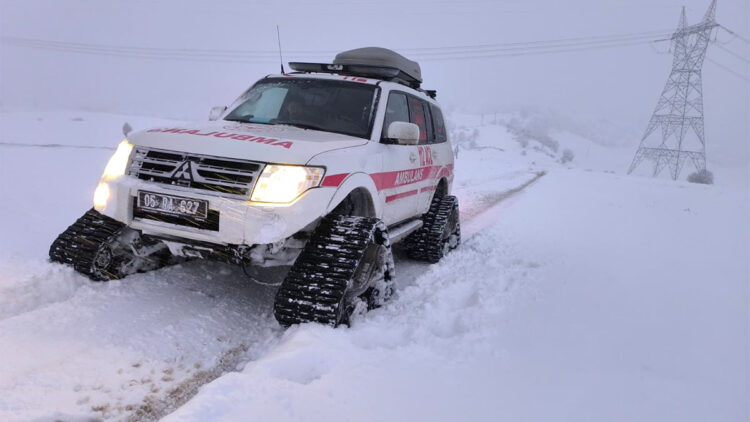 Sandalyeden düşüp başını çarptı, paletli ambulansla hastaneye ulaştırıldı