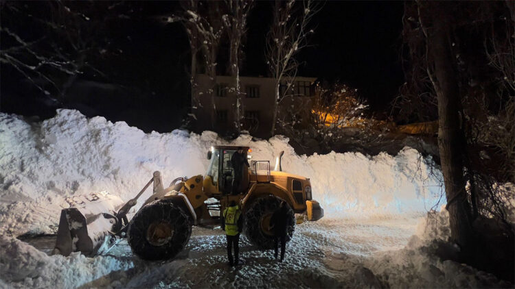 Yüksekova'da çığ düşen Yeşiltaş köyünün yolu ulaşıma açıldı