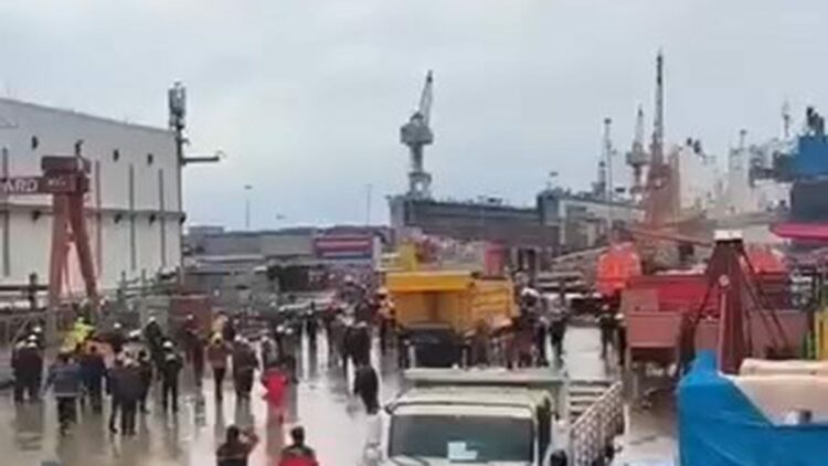 Yalova'da tersaneler bölgesinde vinç devrildi