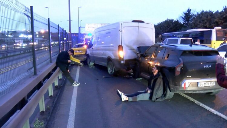 Yenibosna D-100 Karayolu'nda 6 aracın karıştığı zincirleme kaza; 2 yaralı
