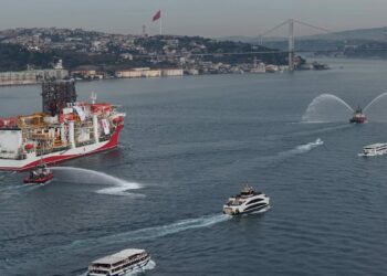 Yıldırım Sondaj Gemisi İstanbul Boğazı'ndan geçiyor