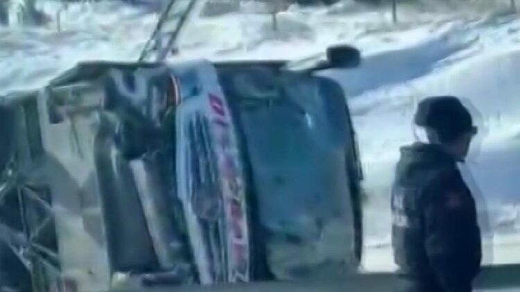 Yolcu otobüsü buzlanan kara yolunda yan yattı; 2'si ağır 13