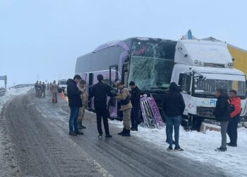 Yolcu otobüsü kamyona çarptı; 9 yaralı