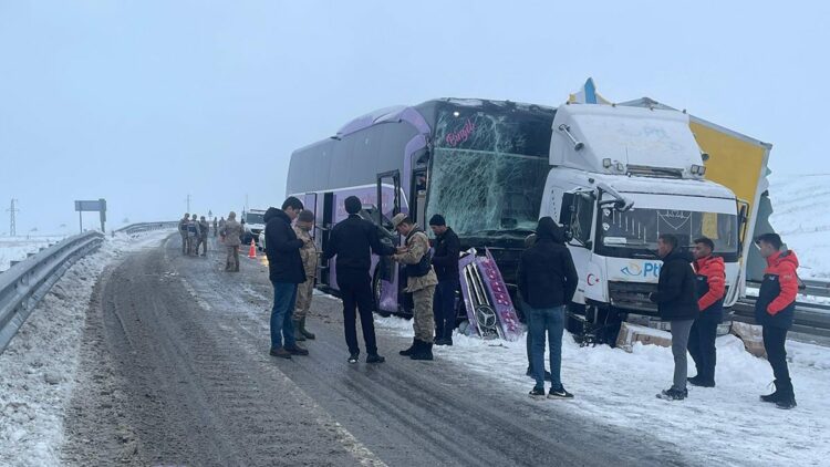 Yolcu otobüsü kamyona çarptı; 9 yaralı