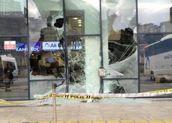 Yolcu otobüsü, perondaki yolcuya çarpıp terminal binasına daldı