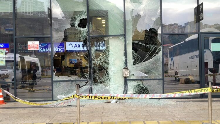 Yolcu otobüsü, perondaki yolcuya çarpıp terminal binasına daldı