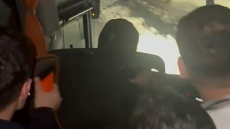 Yolcu otobüsünün şarampole devrildiği kaza kamerada: 4 yaralı