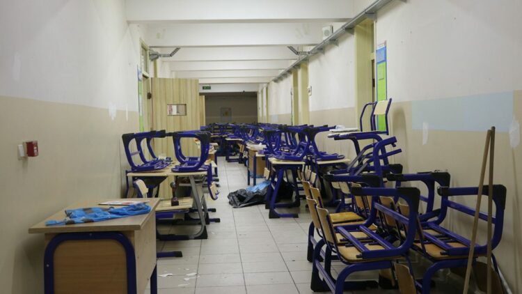 Yükümlüler, okulu boyayıp sömestir sonrası eğitim dönemine hazırladı